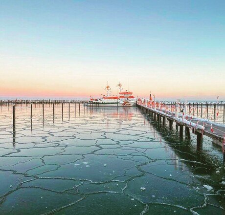 Eisschollen auf dem Meer am Yachthafen