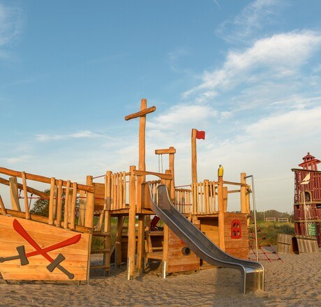 Spielplatz am Strand mit Schiff aus Holz